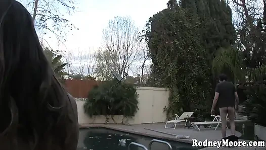 Rucca с большими натуральными сиськами принимает это в ее волосатую манду