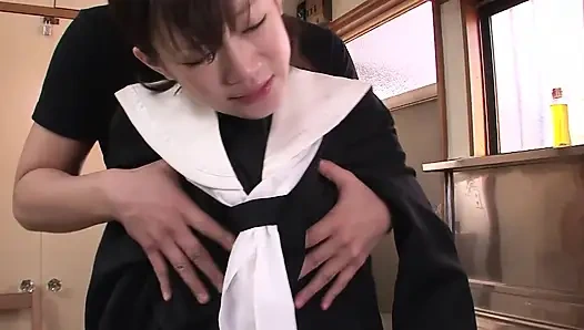 Nippon huren szene-2 schlankes asiatisches zimmermädchen aoba itou lutscht bis zur gesichtsbesamung