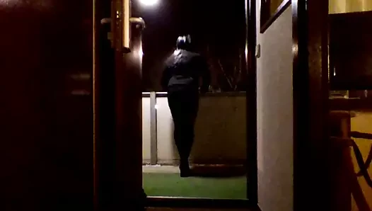 Otelin balkonunda sigara içmek