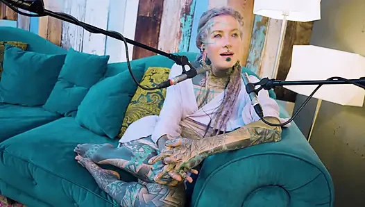 Aku lagi ngomongin tentang b - bordem - asmr podcast sfw lagi ngobrol sama model bertato rambut gimbal asal gotik