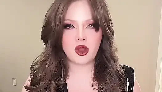 Dommy üvey anne itaatkarını aşağılıyor