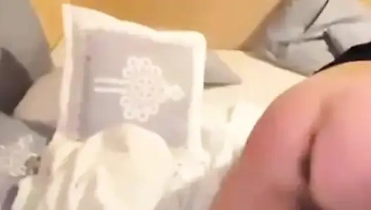 İtaatkar bir sürtüğü dövüyor