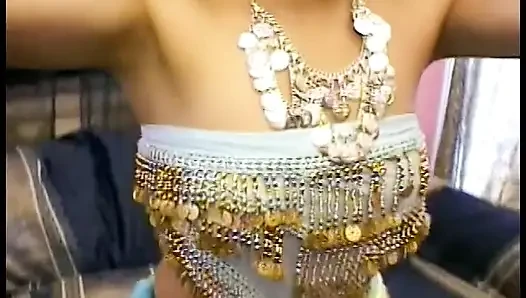 Hint tarzı giyinmiş şehvetli esmer iki azgın adamı baştan çıkarıyor
