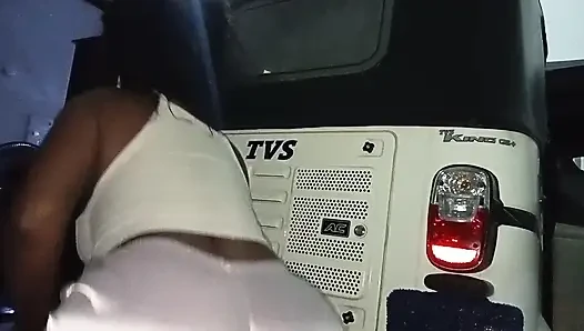 Arabayı temizlerken götünü hareket ettirdi