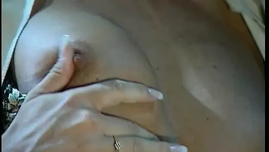 Mükemmel vücutlu ve büyük memeli nefes kesen esmer büyük sert yarağa biniyor ağzına boşalıyor