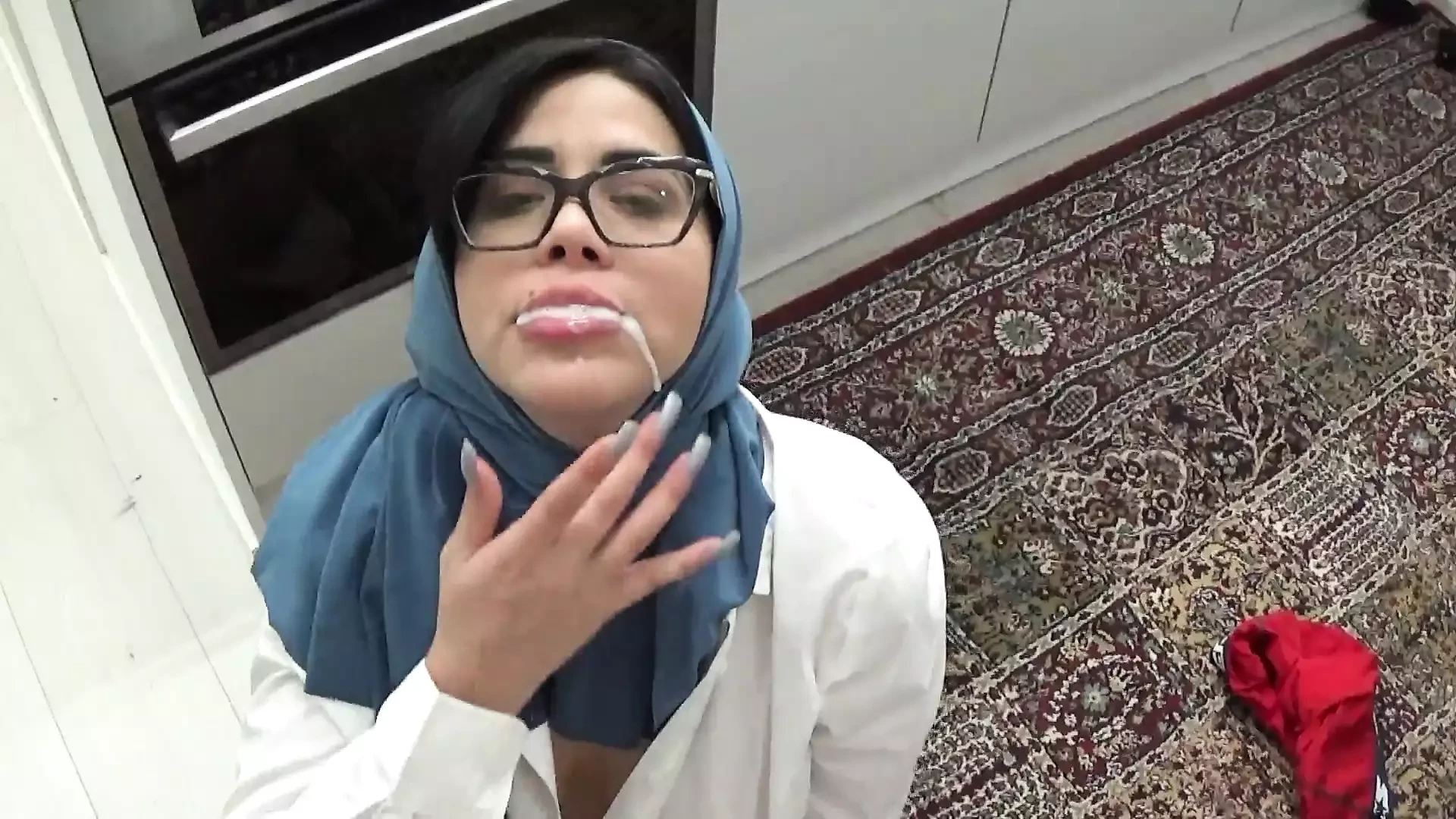 Arabisk porr med sexig algerisk sekreterare efter en lång dag med hårt arbete
