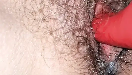 Волосатая киска мастурбирует игрушкой после кримпая