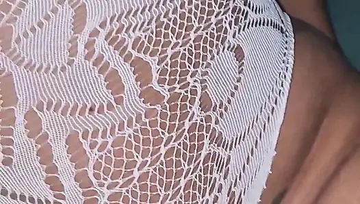 Ее большие сиськи подпрыгивают на моем лице, когда она скачет на моем члене.