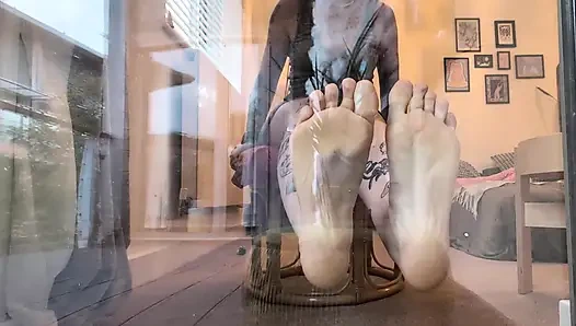 Великанши ступни, подошвы, пальцы ног, топтание и давка в видео от первого лица