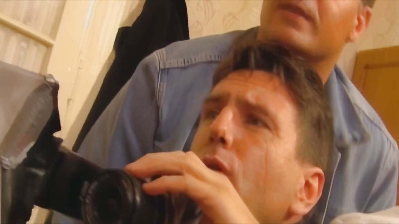 Cewek hot rambut pirang lagi asik fingering memek beceknya dan menggoda cowok ini