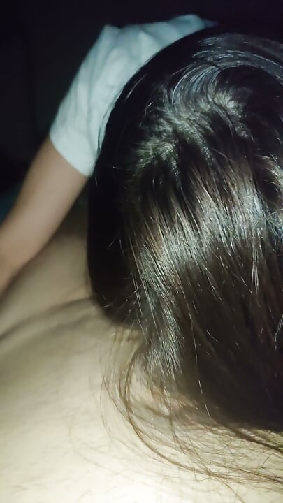 Üvey kız kardeşim beni uyandırdı ve küçük yarağımı emmeye başladı. Emme ve inleme
