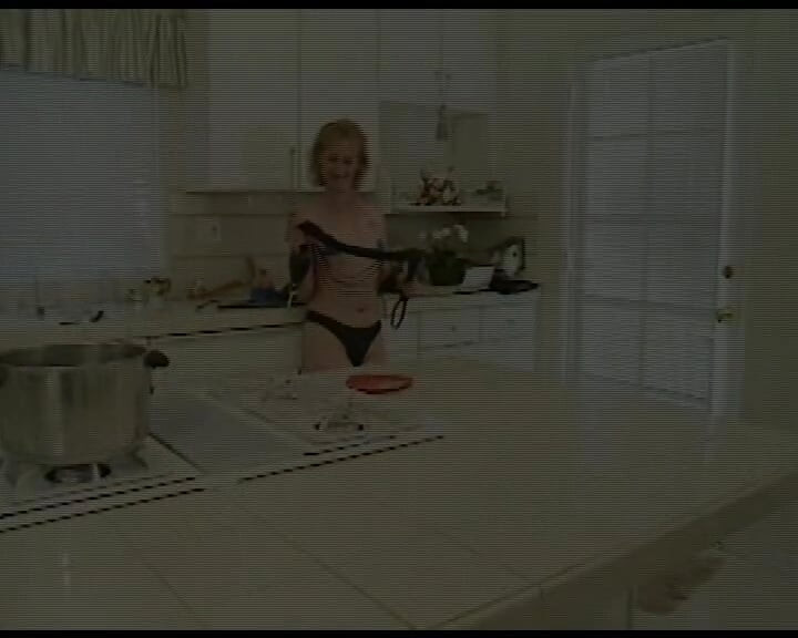 Si blonde dominan menyeksa MILF submisif di dapur