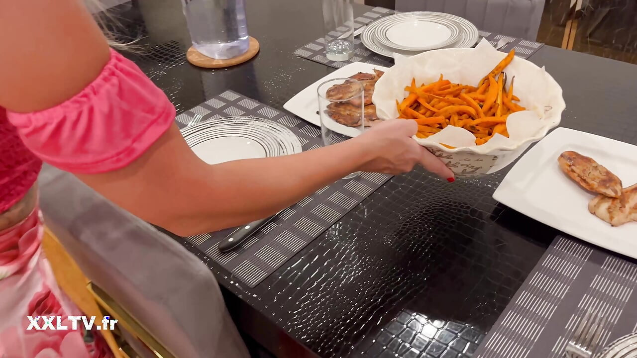 Nelikko kahden isorintaisen blondin kanssa