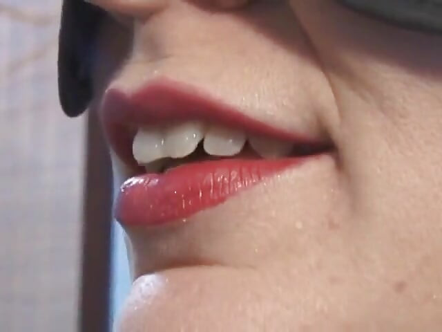 Blonde babe krijgt tieten vastgepind terwijl ze geblinddoekt is