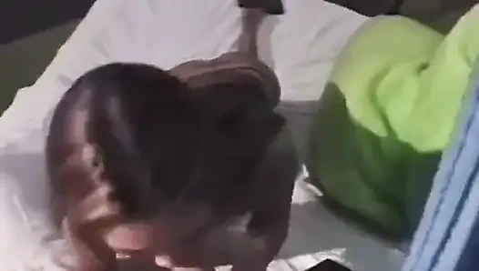 Küçük memeli esmerin yüzüne boşalıyor