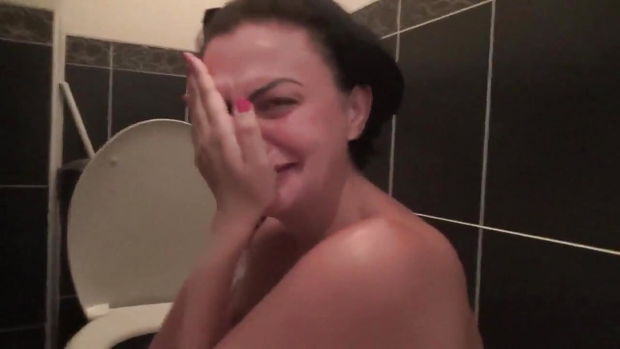 Kate te zadirkuje dok se skidaš i ližeš WC školjku