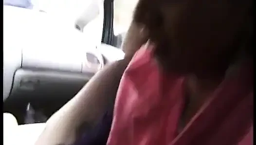 Mengambil ebony dengan rambut berwarna memberikan blowjob yang bagus kepada pengemudi