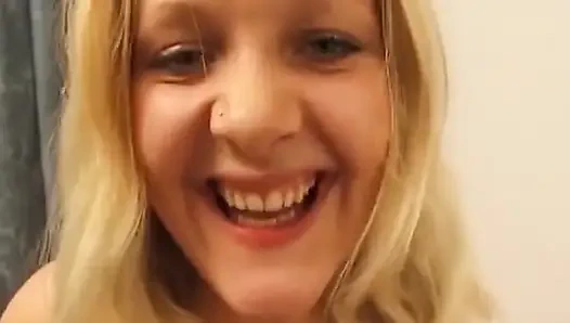 Cewek cantik rambut pirang asal jerman ini lagi asik masturbasi di ruangan casting bokep pertamanya