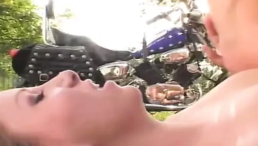 Cewek rambut pirang ini dientot gaya fisting lebar sampai lubangnya menganga lebar