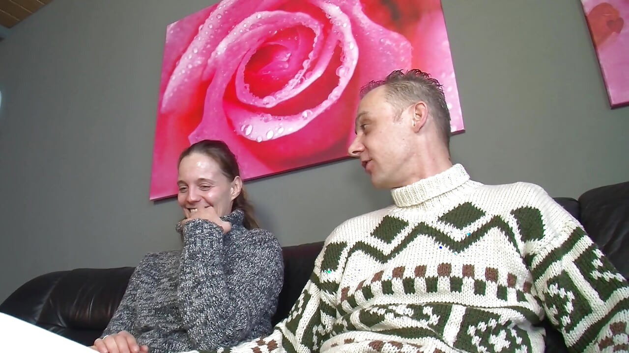 Збуджена жінка смокче два члени по черзі