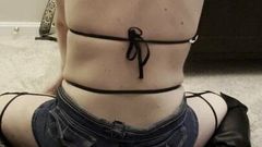 Sexy Ehefrau strippt, um mit einem Dildo gespritzt zu werden