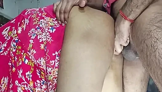 Göt amcık sikiyor yarak emiyor göğüslerini emiyor memeden süt emiyor ve domaltarak yarağa oturuyor ve doğrudan Hintçe seste yatıyor