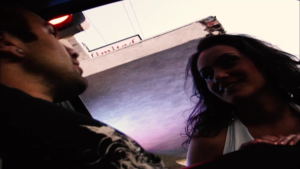 ビッグ・ティット・ルーキーのチャーリー・チェイスが膣を犯され、アナルを指で扱われる