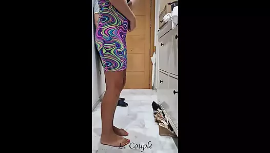 Istri nakal amatir ini lagi sendirian di rumah waktu cowok pengantar barang tiba-tiba masuk ke dalam paket seksnya - dia crot di toketnya