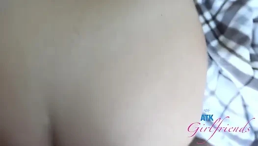 Yıllar sonra Lily çişini yapmak için çaresizce ortaya çıkıyor, sen gün batımını izliyor, sonra ben amının içine boşalana kadar emiyor ve üstüne çıkıyor