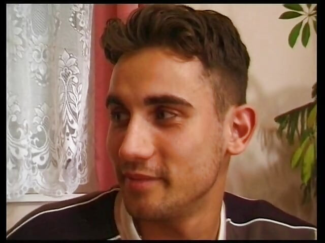 בלונדינית בייב נדפקת אנאלית בליהוק