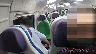Flash de coño público en el tren. Chica sexy muestra y toca su coño mojado delante de la gente. Realmente arriesgado en el transporte públic