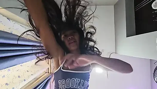 Aku lagi asik muasin kakiku pakai sia-sia!