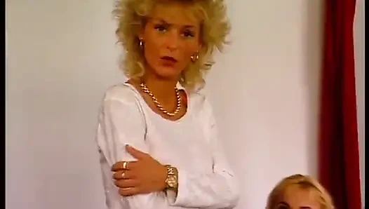 Vintage - cewek-cewek bugil dan saling menyentuh di ruangan casting