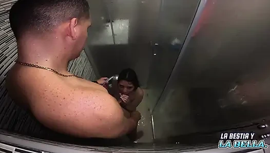 Güzel Kolombiyalı kızla duşta anal seks