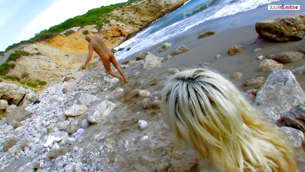 Baise avec sa copine blonde au bord de la mer dans les falaises