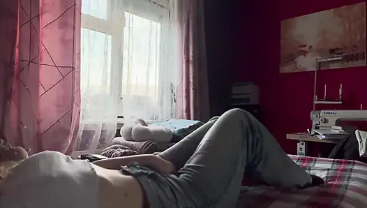 Gadis nakal ini mulai bosan dan mulai masturbasi