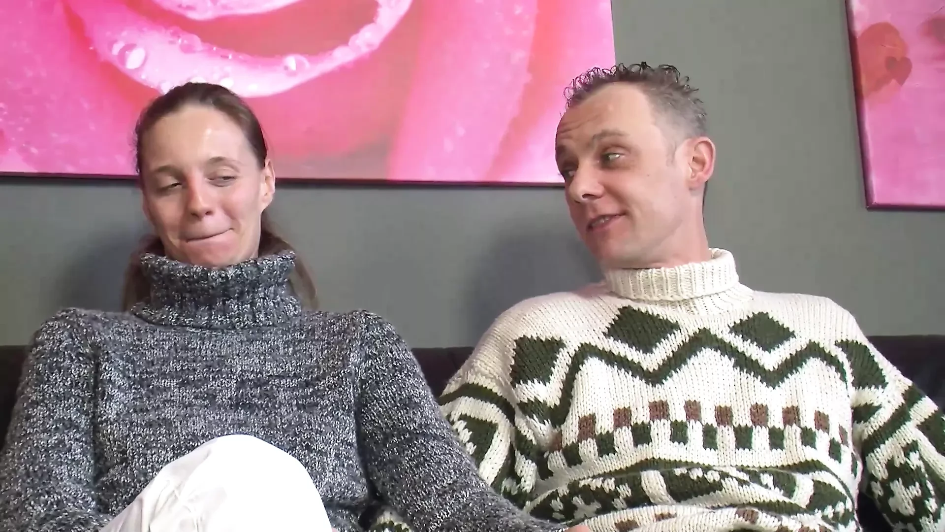 Rosali fickt mit Ihrem freund und seinem Vater auf der Porno Couch