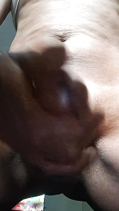 Îmi masez penisul dimineața