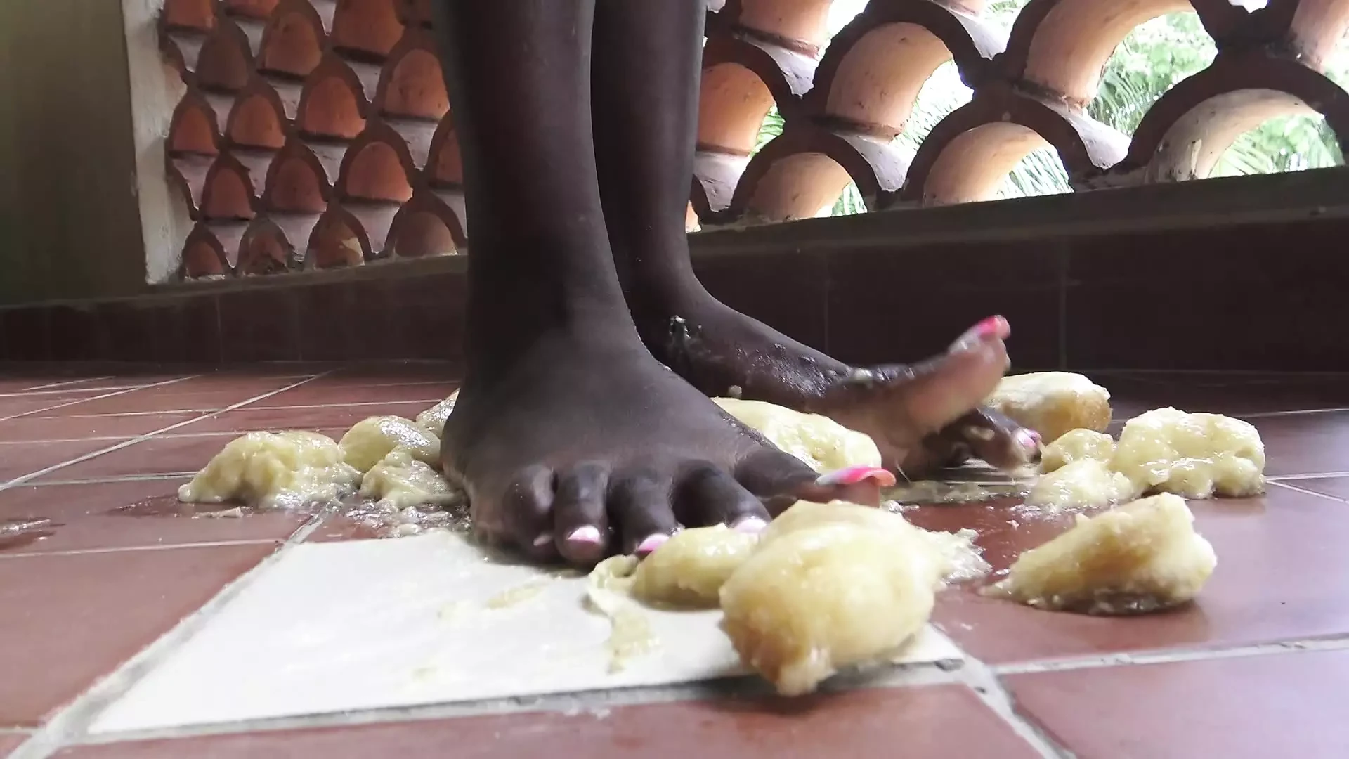 Schiacciamento di una banana nell'ebano