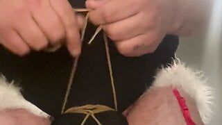 Bondage de pau com crossdress e mãos adicionais de bondage algemadas ao colarinho com plug anal inserido