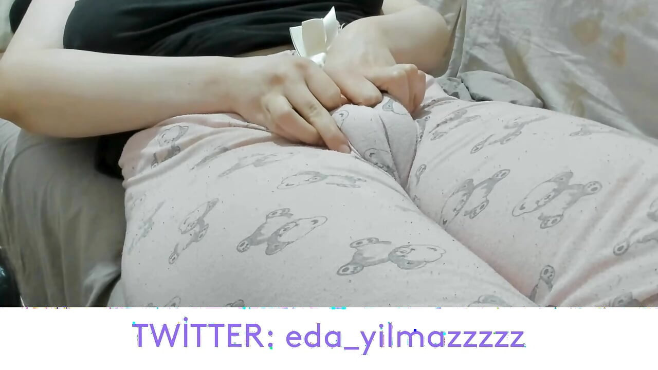 CAMEL TOE - BUCETA INCHADA - BUCETA INCHADA - BUCETA GRANDE - MILF TURCA - PORNÔ TURCO - PIJAMA