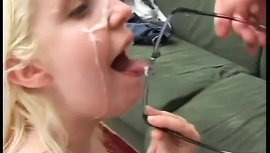 Pelacur seksi kulit putih dengan kacamata dan kawat gigi nyepong kontol besar dan dicrot di muka