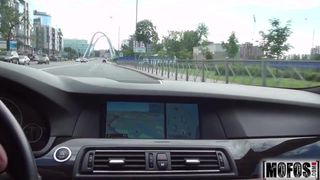 Cutie reçoit une vidéo anale au bord de la route avec Foxy di - mofos.com