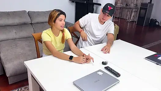 Devote erlaubt es, hart gefickt zu werden, ohne etwas zu sagen und creampie am ende in ihre Coo