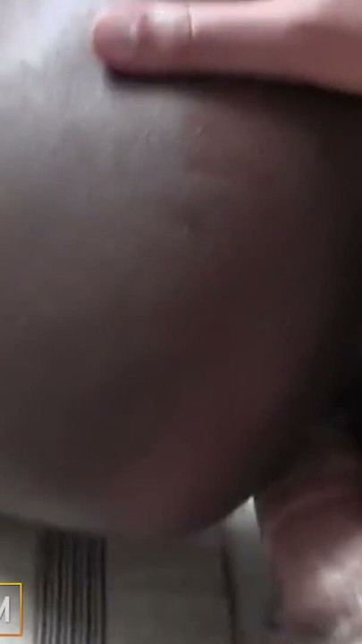 Büyük doğal memeli siyah orta yaşlı seksi kadın beyaz yarak sahte yapımcı anal biniyor | Klip 2