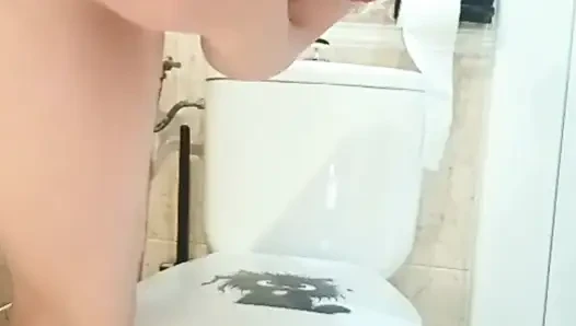 Tante lesbian pantat bahenol yang super sange ini ngentot memeknya lebar-lebar sampai muncrat