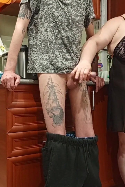 Tchýně mi saje ptáka a honí si, zatímco jsme sami doma
