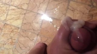 Nadržený portorikánský čůrák stříká na prázdninovou sprchu