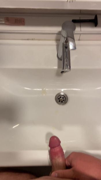 Éjaculation énorme dans les toilettes de l’hôtel