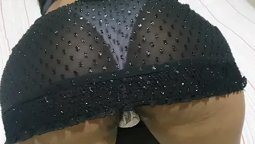 Heißes brünettes zierliches schätzchen in einem heißen kleid mit höschen, um ihre enge muschi zu zeigen